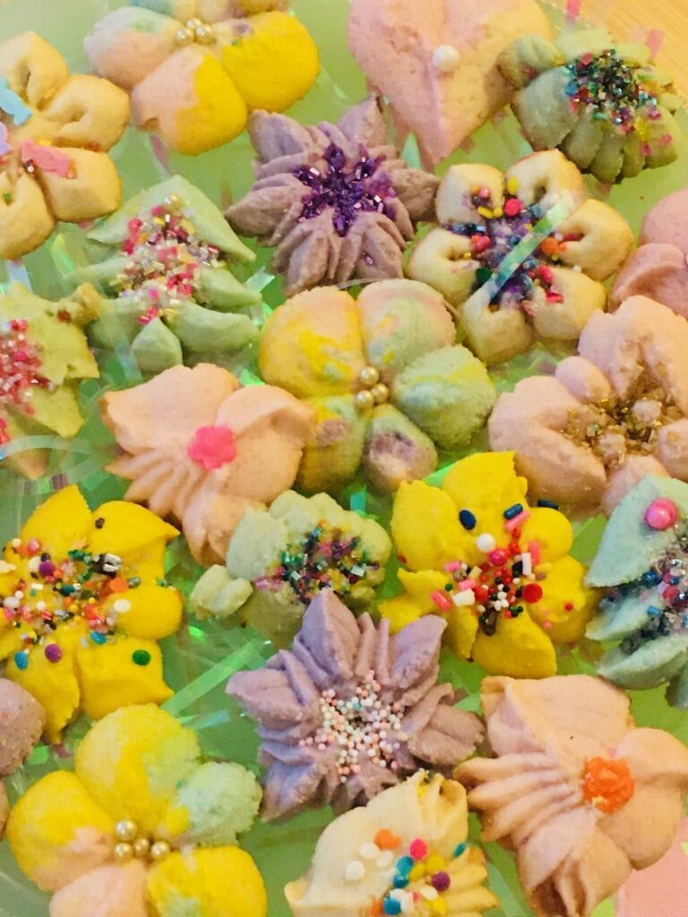 A bunch of cookies that are on the ground